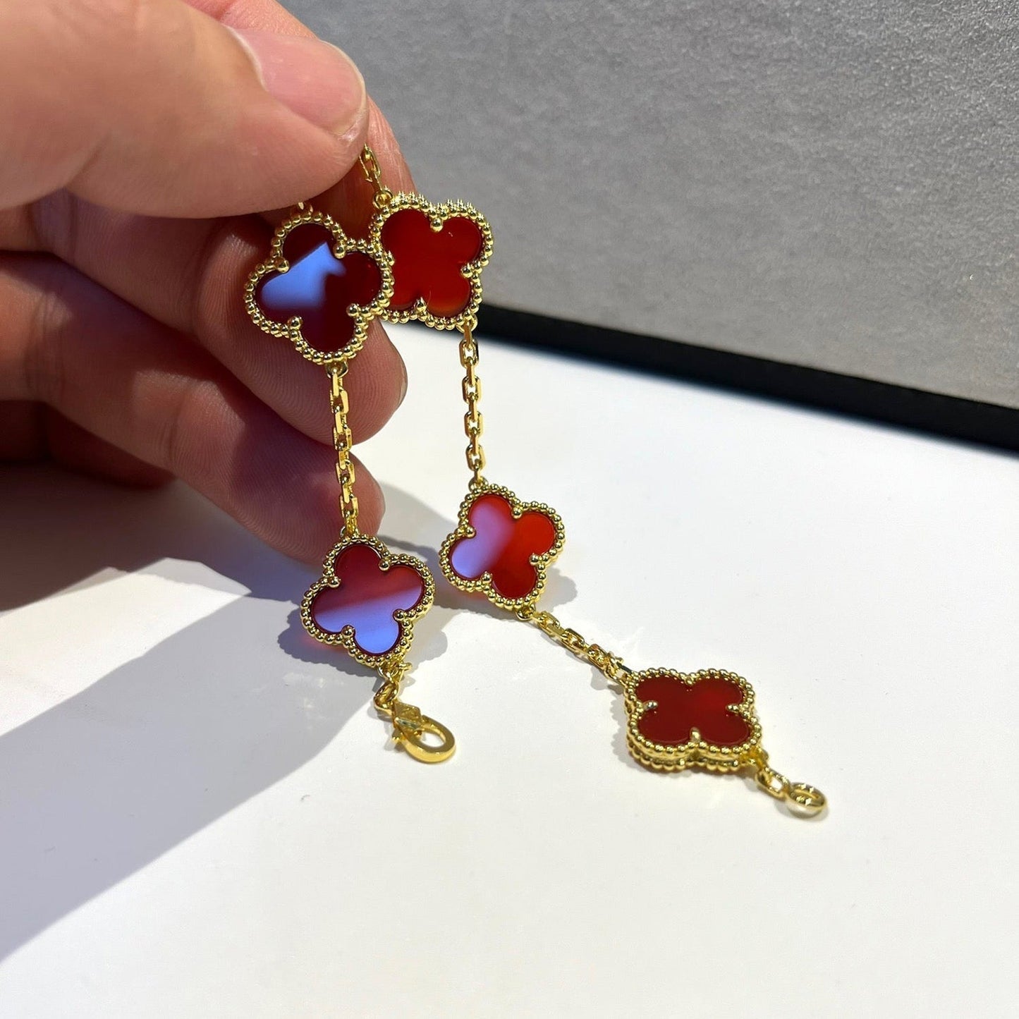 [AURORA]CLOVER 5 MOTIFS RED AGATE  BRACELET