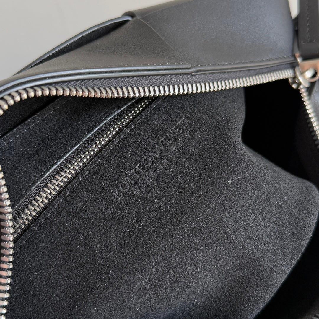 BOTTEGA VENETA 25S ARCO BAG 28 IN BLACK CALFSKIN SILVER HARDWARE