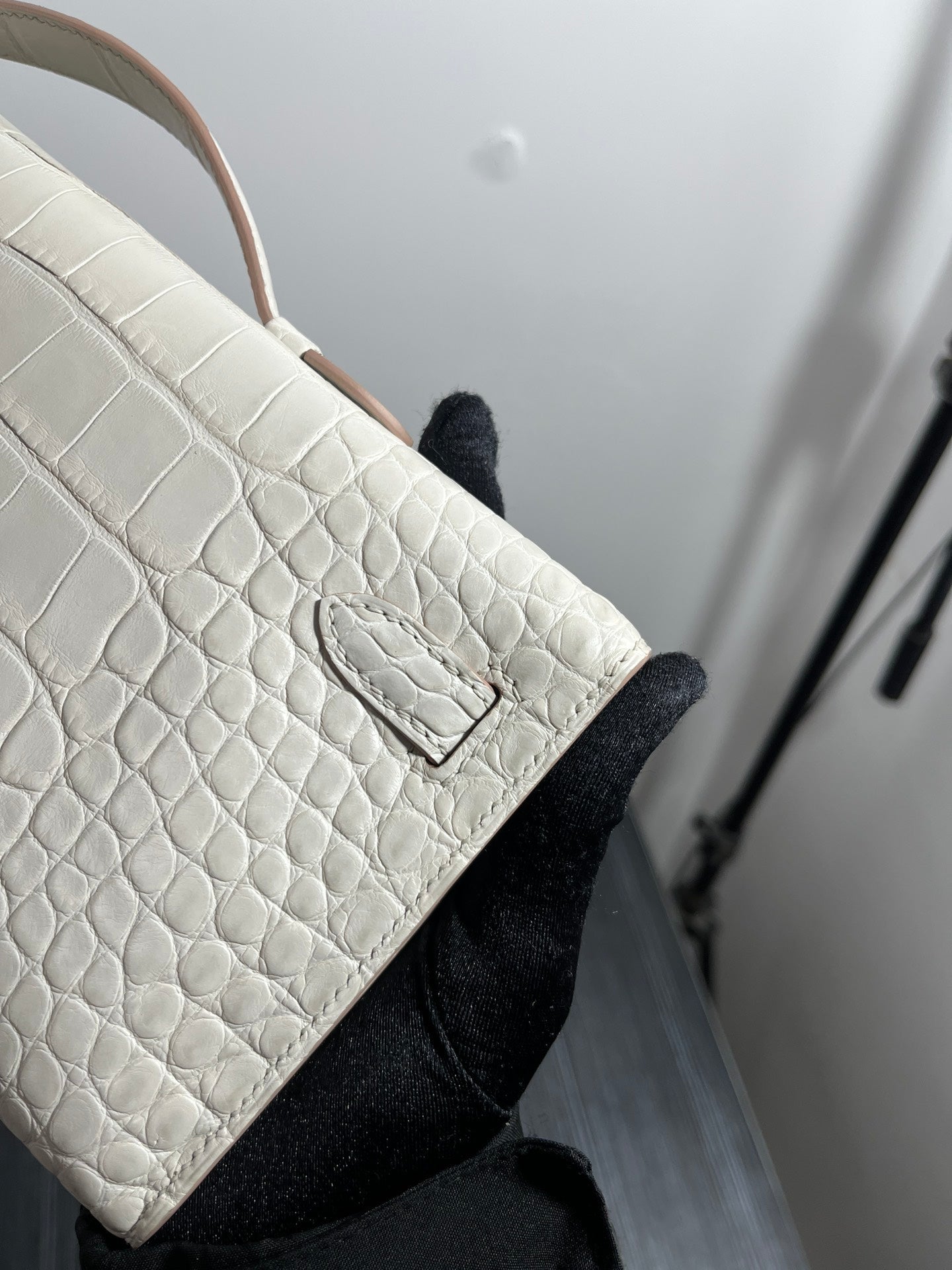 KELLY CUT 31 IN WHITE SHINNY ALLIGATOR LEATHER WITH GOLD HARDWARE (MADE-TO-ODER)