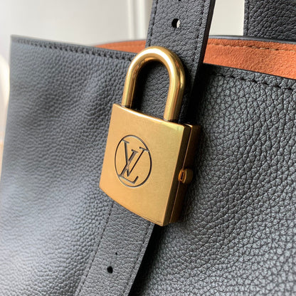 LOW KEY CABAS MM BAG 47 IN BLACK GRAINED CALFSKIN