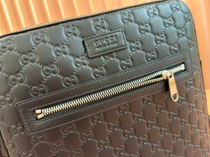 SIGNATURE MESSENGER BAG 28 IN BLACK GG CALFSKIN
