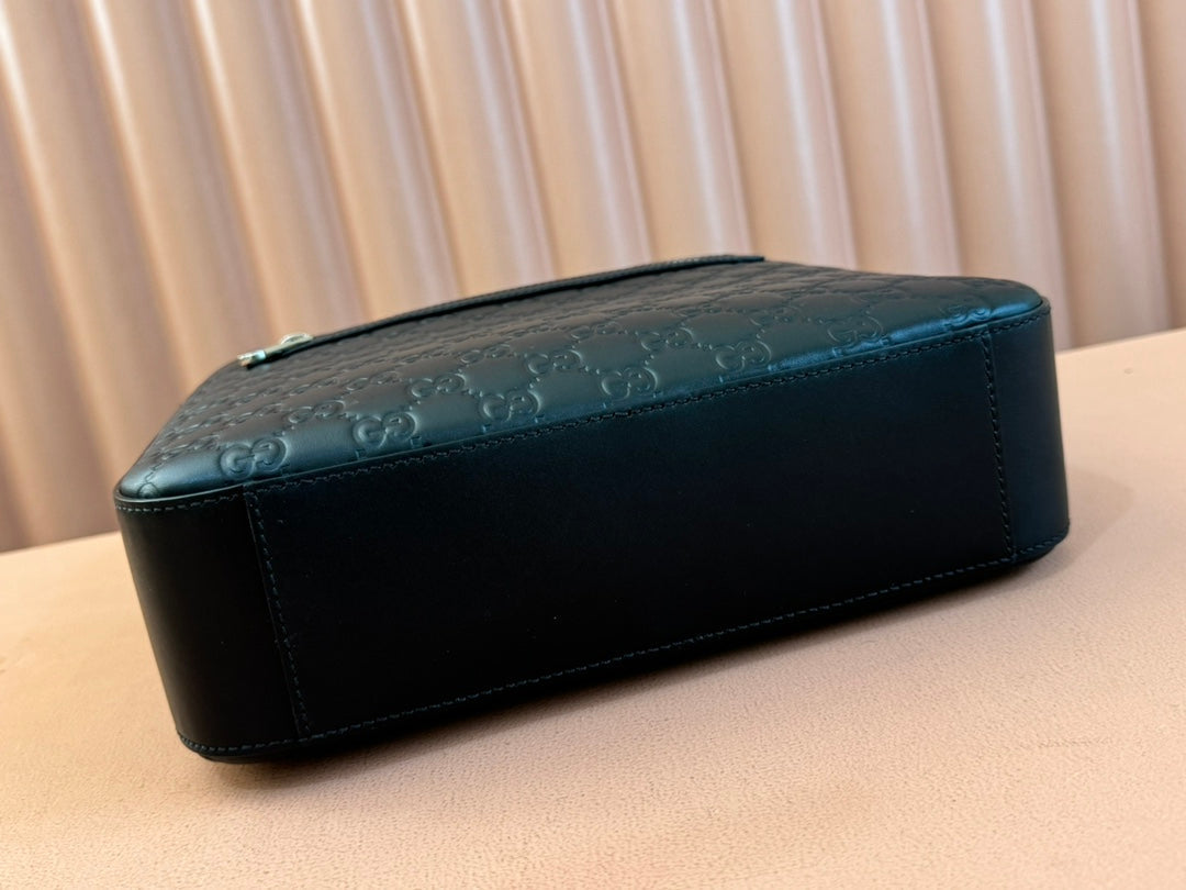 SIGNATURE MESSENGER BAG 28 IN BLACK GG CALFSKIN