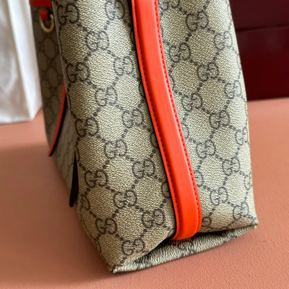 GUCCI 25S EMBLEM MEDIUM BAG 30 IN BEIGE AND BLACK CALFSKIN