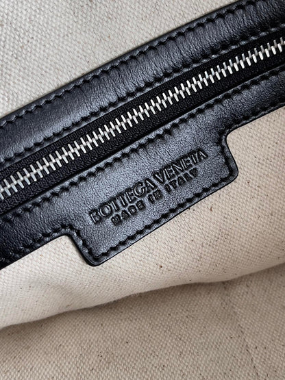 BOTTEGA VENETA 25S ANDIAMO LARGE INTRECCIATO 39 IN BLACK CALFSKIN