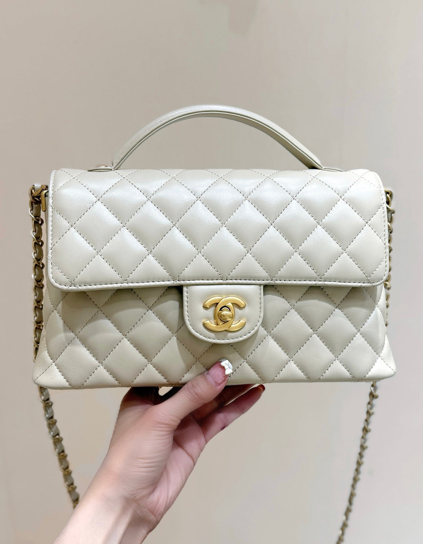 QUILTED FLAP BAG WITH HANDLE 26 IN BEIGE LAMBSKIN GOLD PLATED METAL