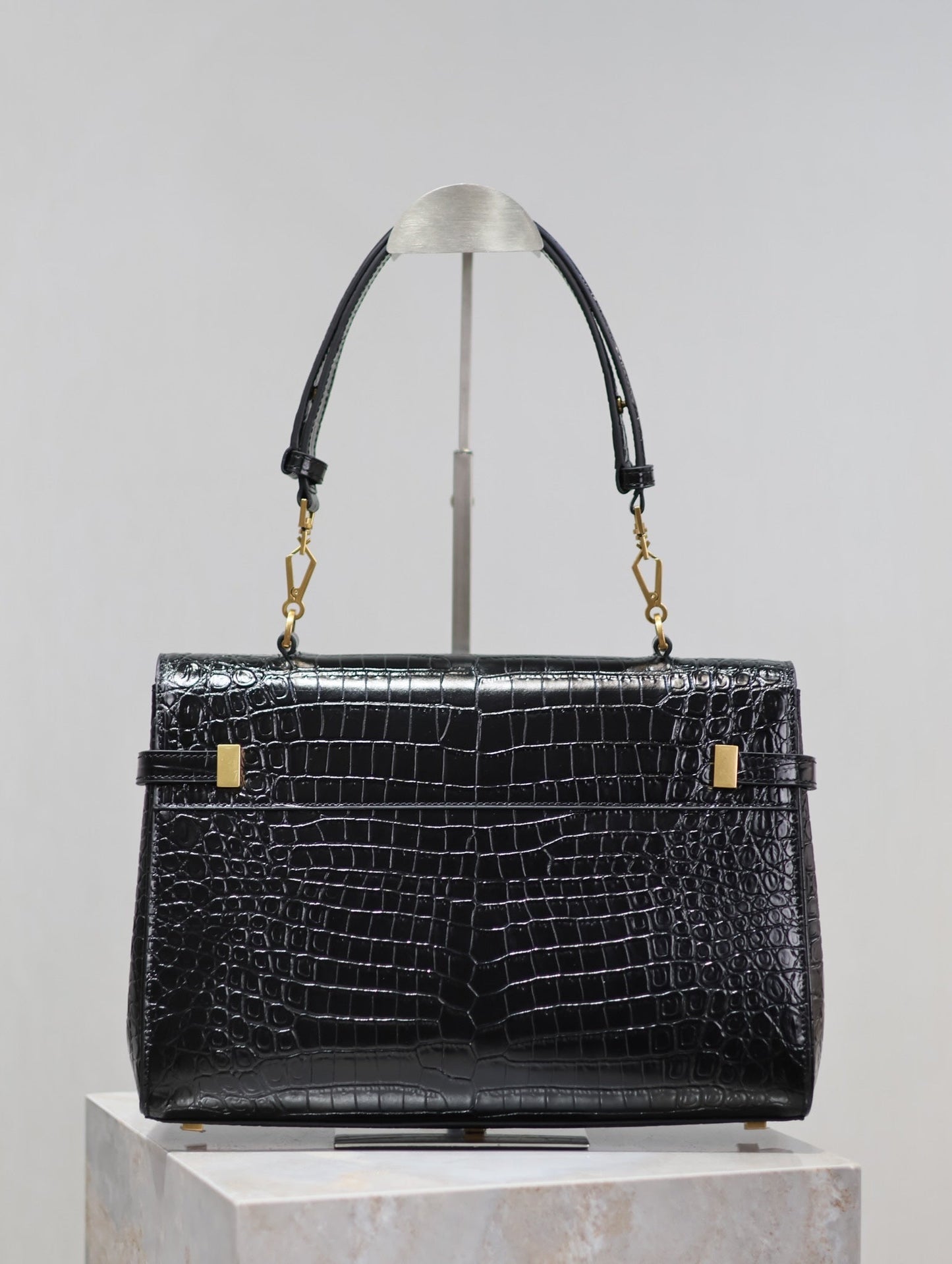 MANHATTAN HANDBAG 32 IN BLACK CROCODILE-EMBOSSED CALFSKIN GOLD HARDWARE
