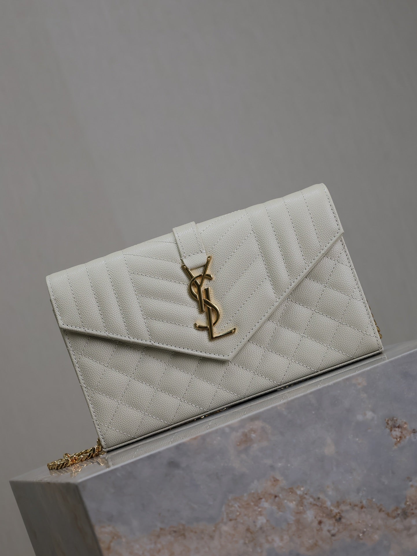 ENVELOPE CHAIN BAG 22 IN LIGHT GRAY LAMBSKIN GOLD HARDWARE