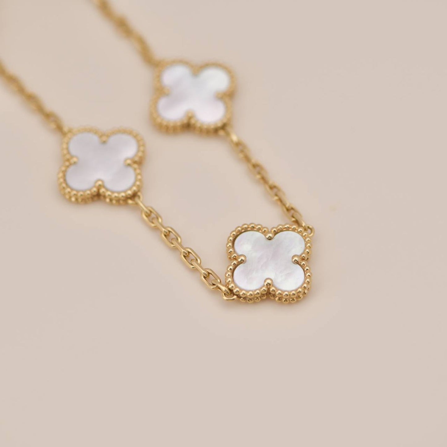 [AURORA]CLOVER  5 MOTIF WHITE MOP BRACELET