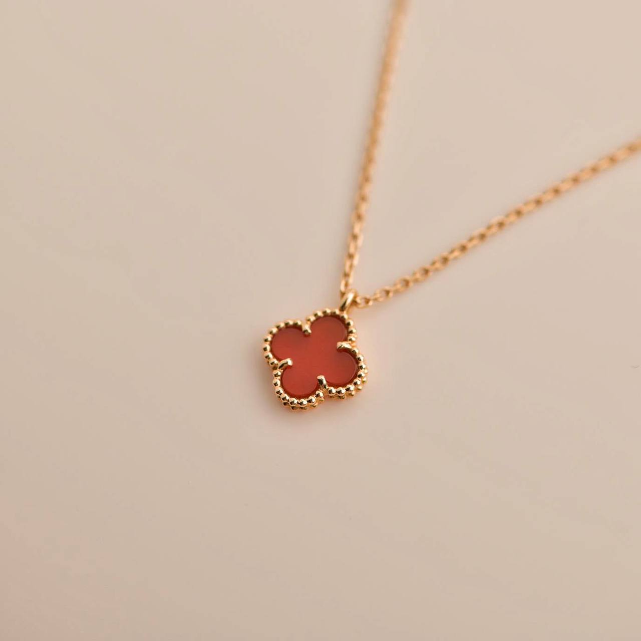 [AURORA]CLOVER MINI 9.5MM WHITE CARNELIANS NECKLACE